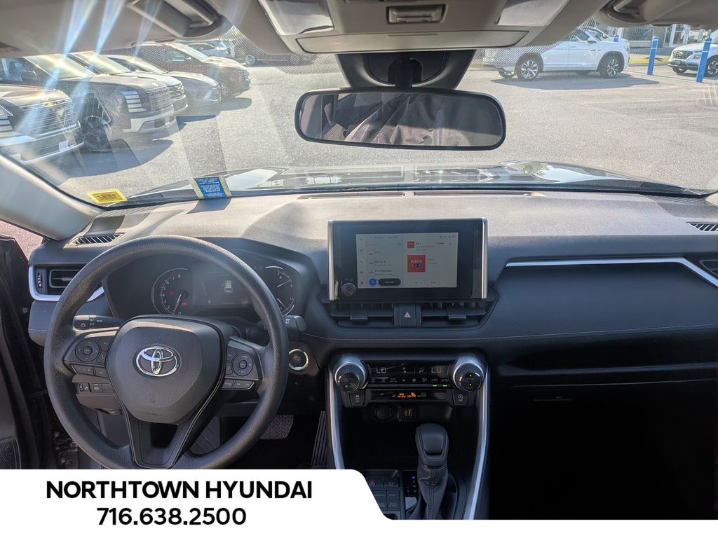 2025 Toyota RAV4 XLE - Photo 6