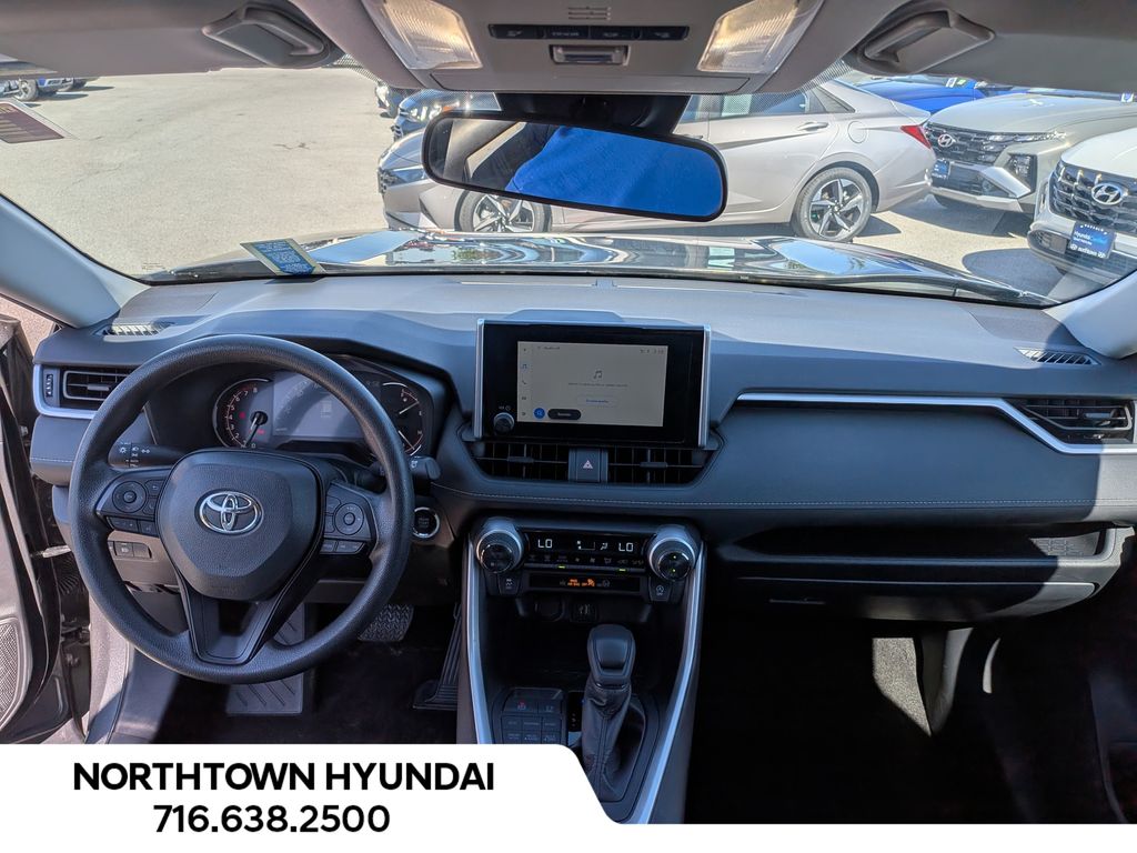 2025 Toyota RAV4 XLE - Photo 6