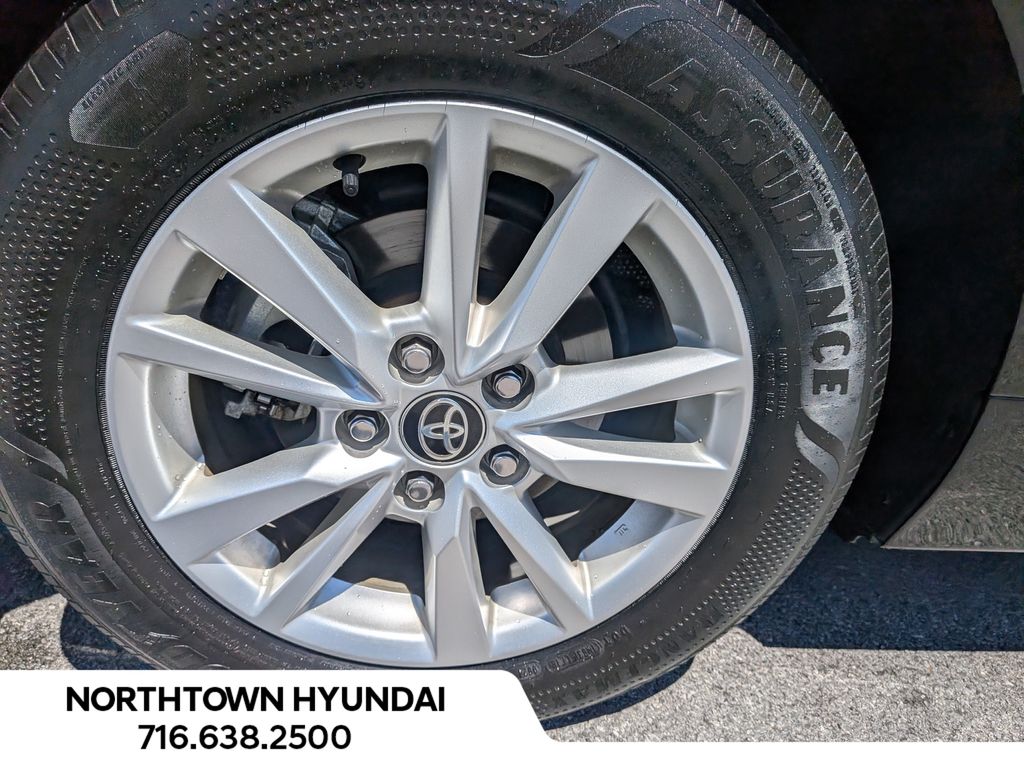 2025 Toyota Camry LE - Photo 39
