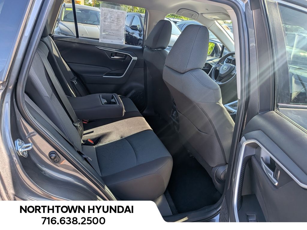 2025 Toyota RAV4 XLE - Photo 33