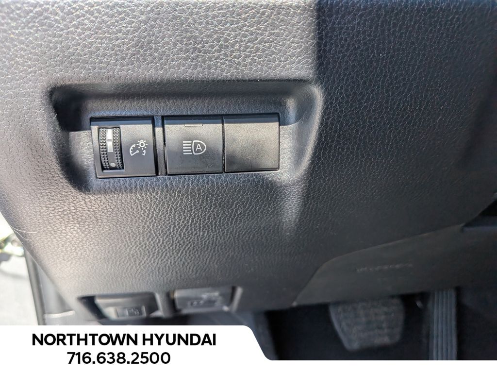 2025 Toyota RAV4 XLE - Photo 27