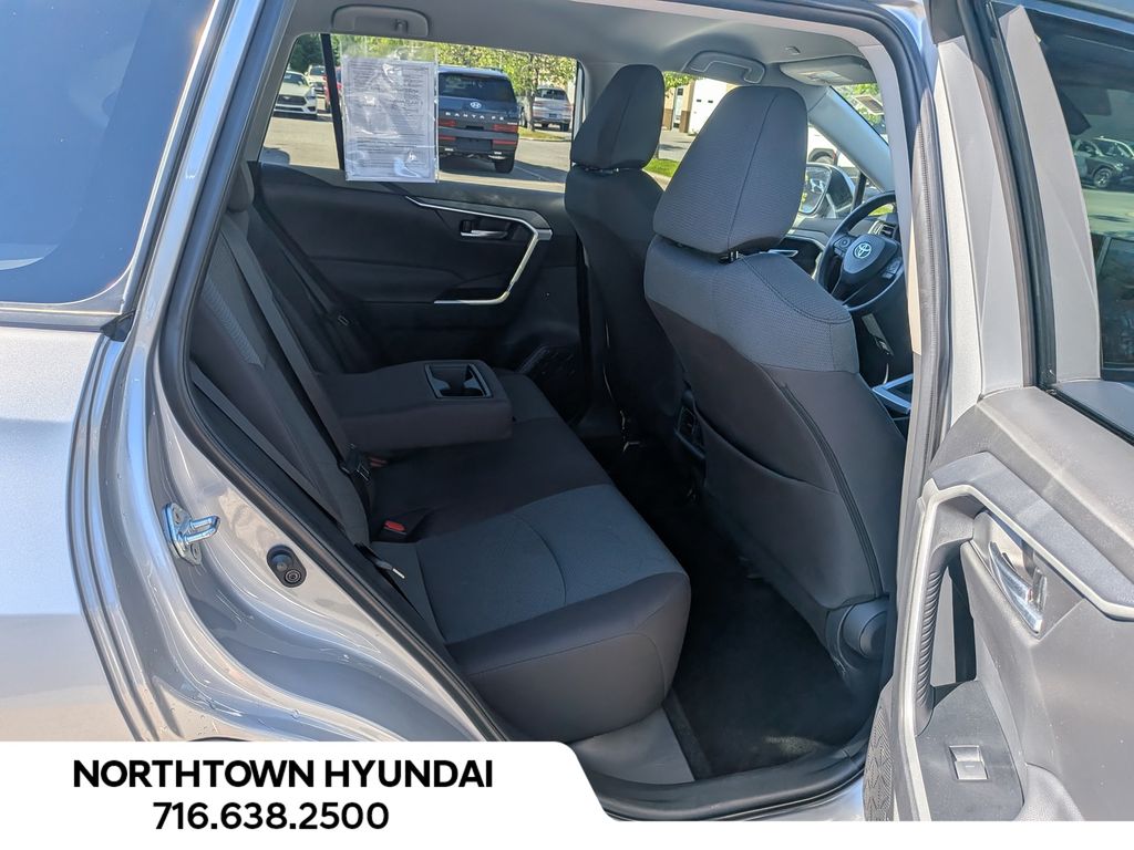 2025 Toyota RAV4 XLE - Photo 33