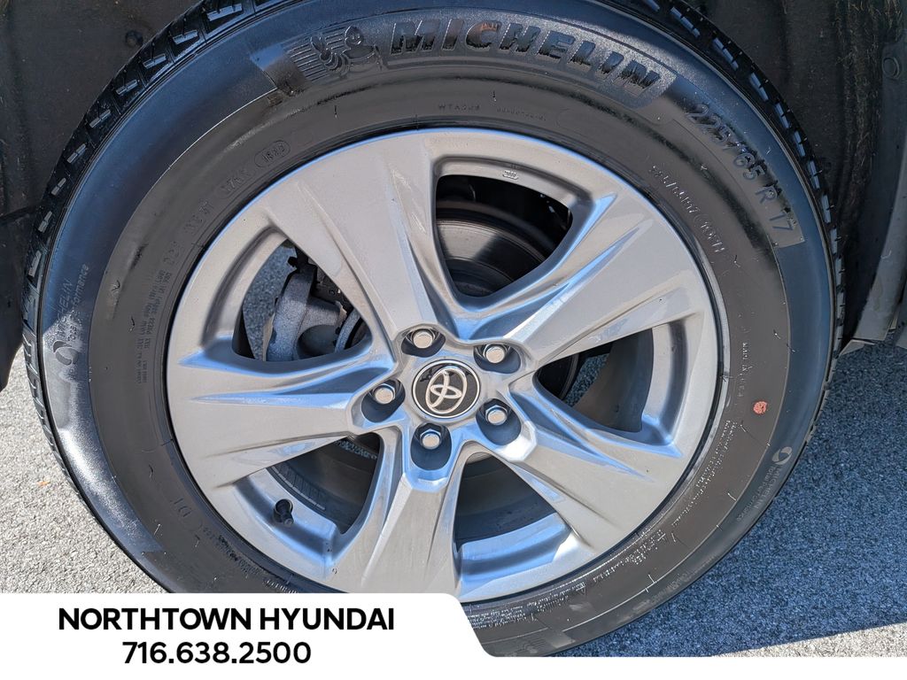 2025 Toyota RAV4 XLE - Photo 41