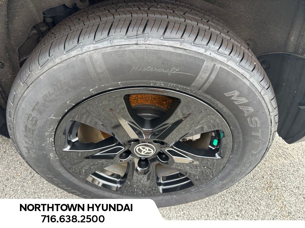 2025 Toyota RAV4 XLE - Photo 32