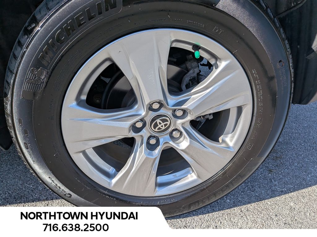 2025 Toyota RAV4 XLE - Photo 39