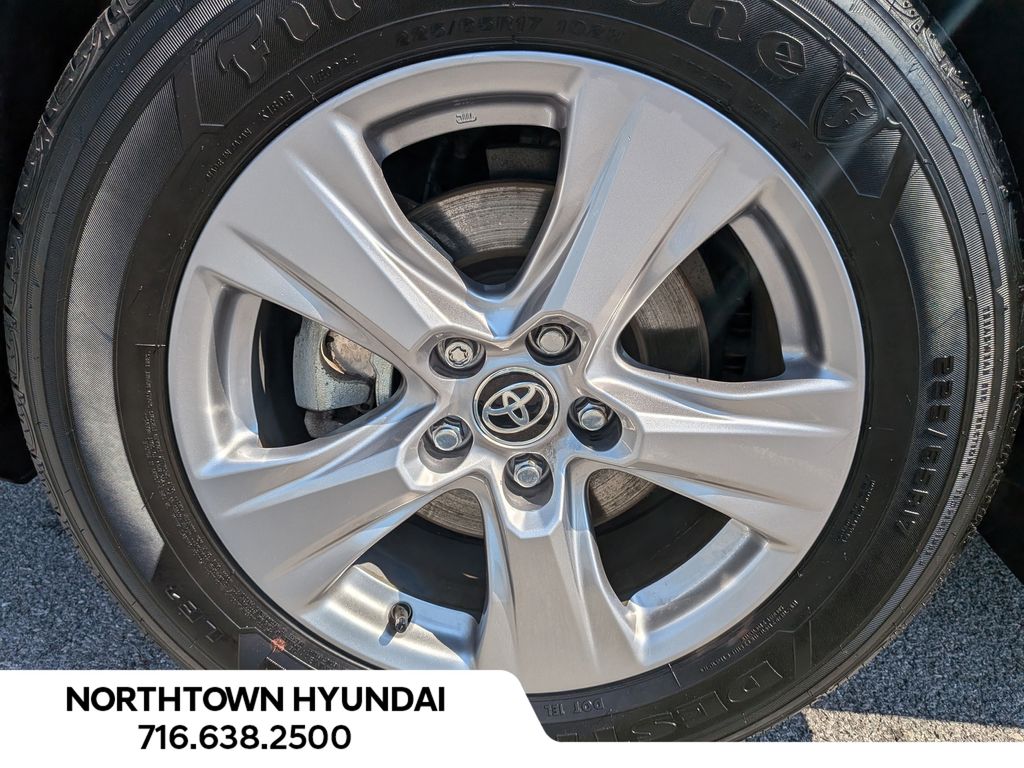 2025 Toyota RAV4 XLE - Photo 42