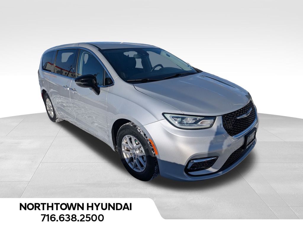 2024 Chrysler Pacifica Touring L's photo