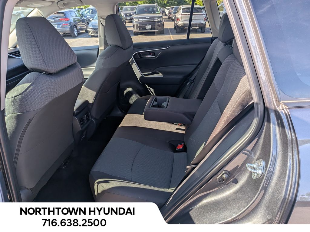 2025 Toyota RAV4 XLE - Photo 13