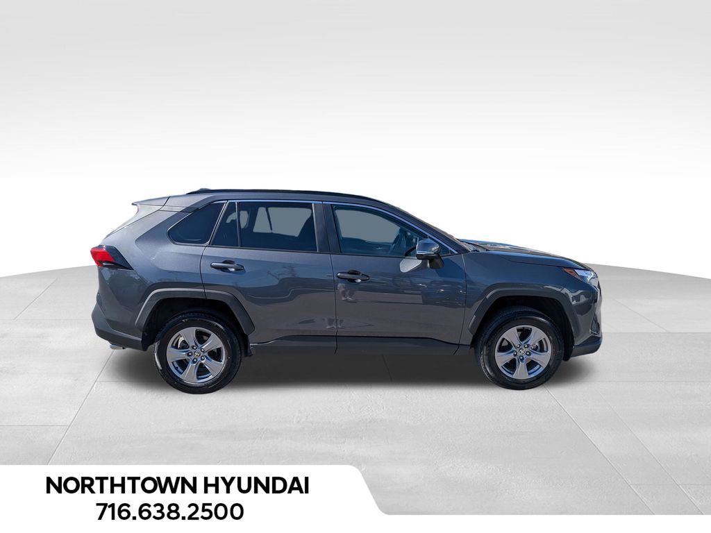 2025 Toyota RAV4 XLE - Photo 11