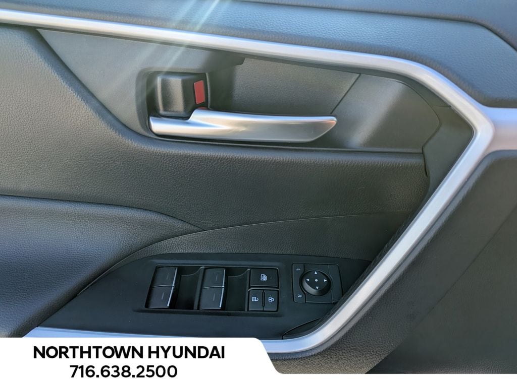2025 Toyota RAV4 XLE - Photo 30