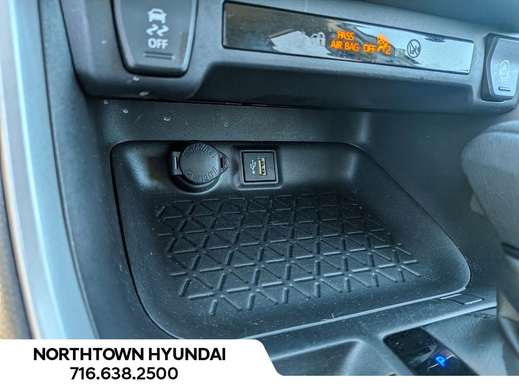 2025 Toyota RAV4 XLE - Photo 16