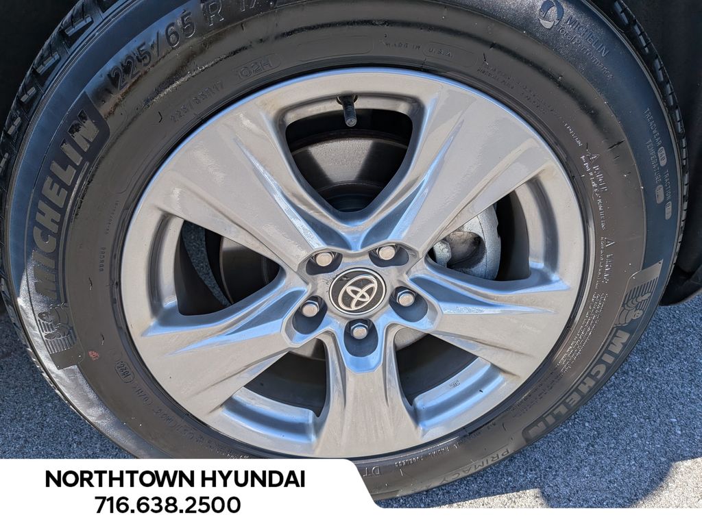 2025 Toyota RAV4 XLE - Photo 42