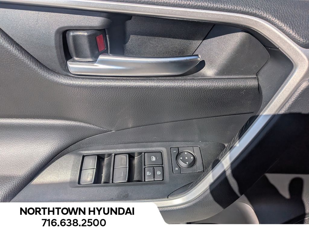 2025 Toyota RAV4 XLE - Photo 28