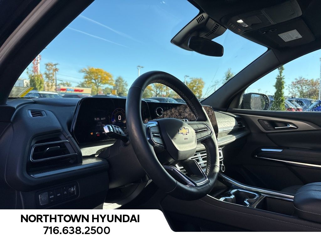 2025 Chevrolet Traverse photo 2