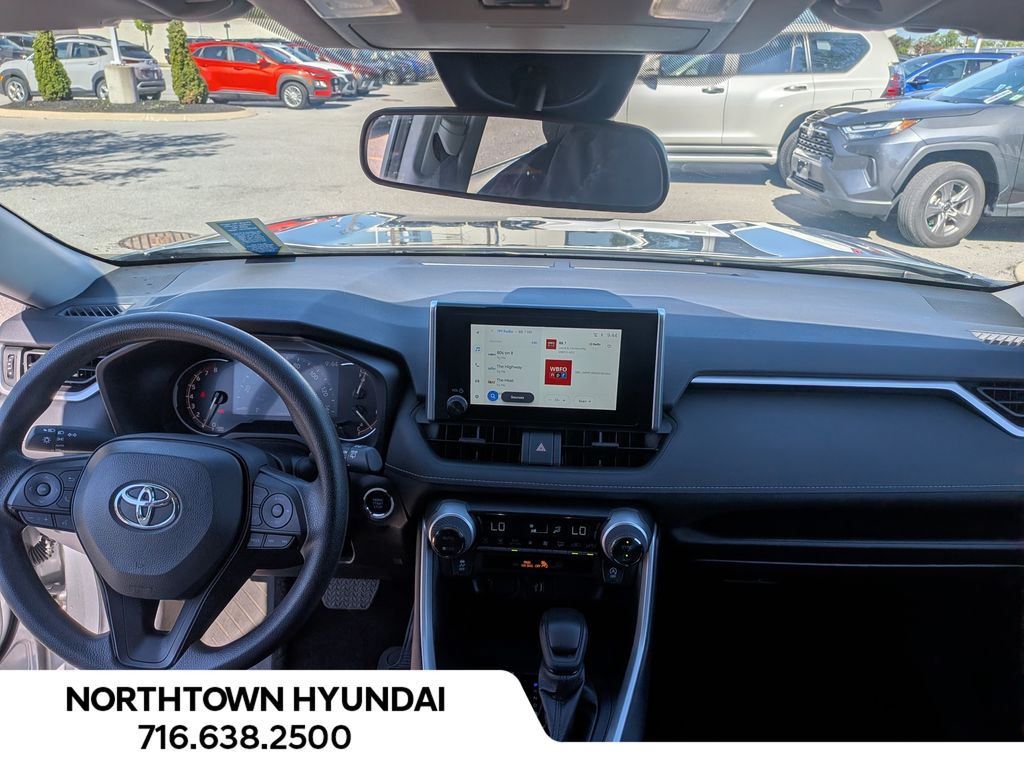 2025 Toyota RAV4 XLE - Photo 6