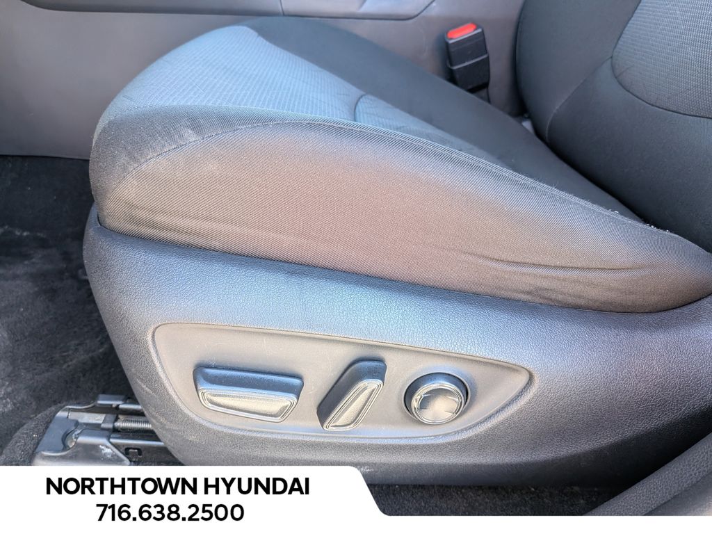 2025 Toyota RAV4 XLE - Photo 29