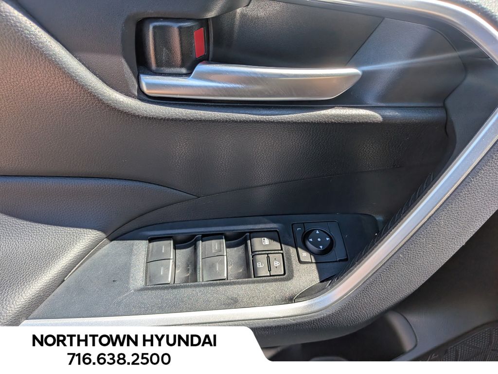 2025 Toyota RAV4 XLE - Photo 27