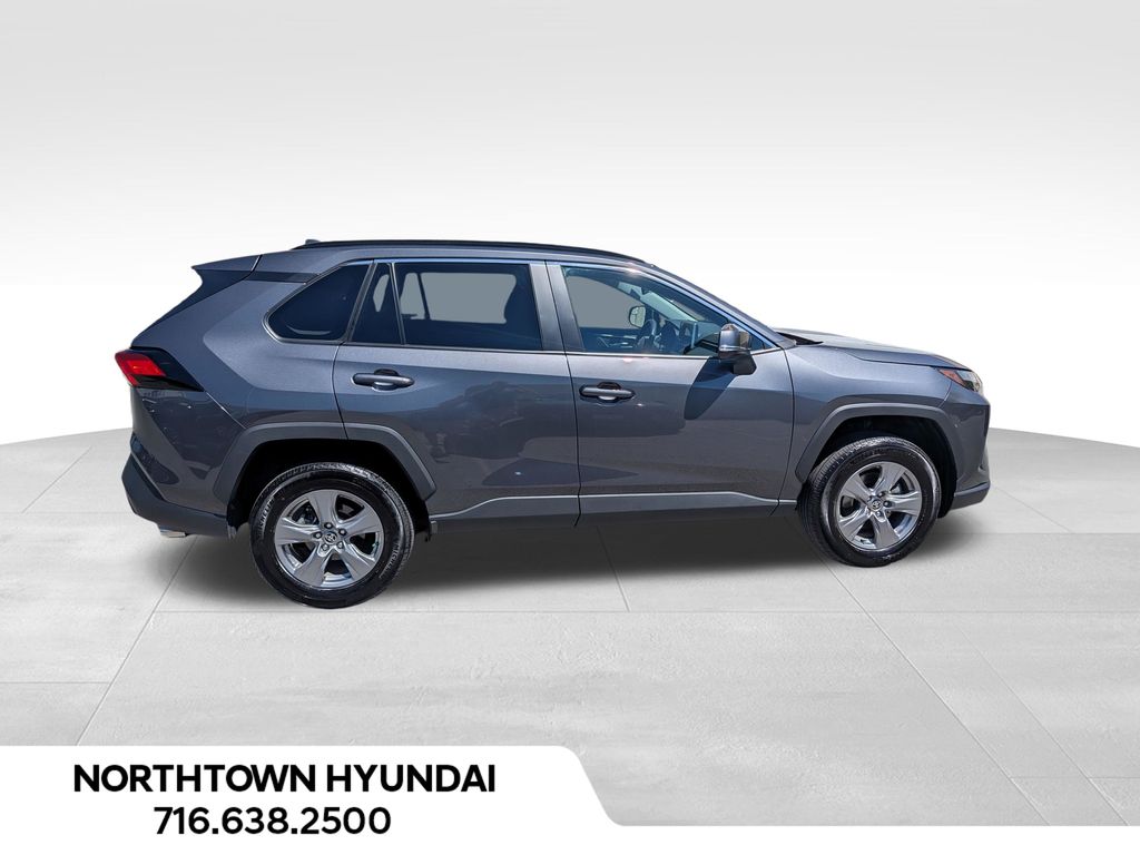 2025 Toyota RAV4 XLE - Photo 11