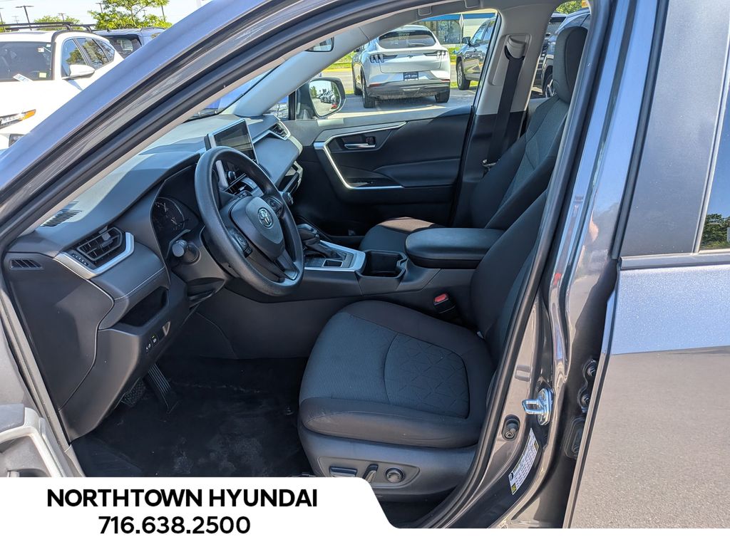 2025 Toyota RAV4 XLE - Photo 9