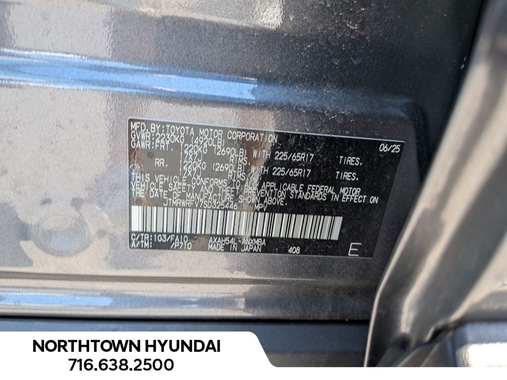 2025 Toyota RAV4 XLE - Photo 38