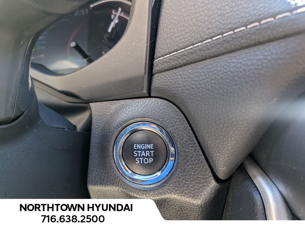 2025 Toyota RAV4 XLE - Photo 17