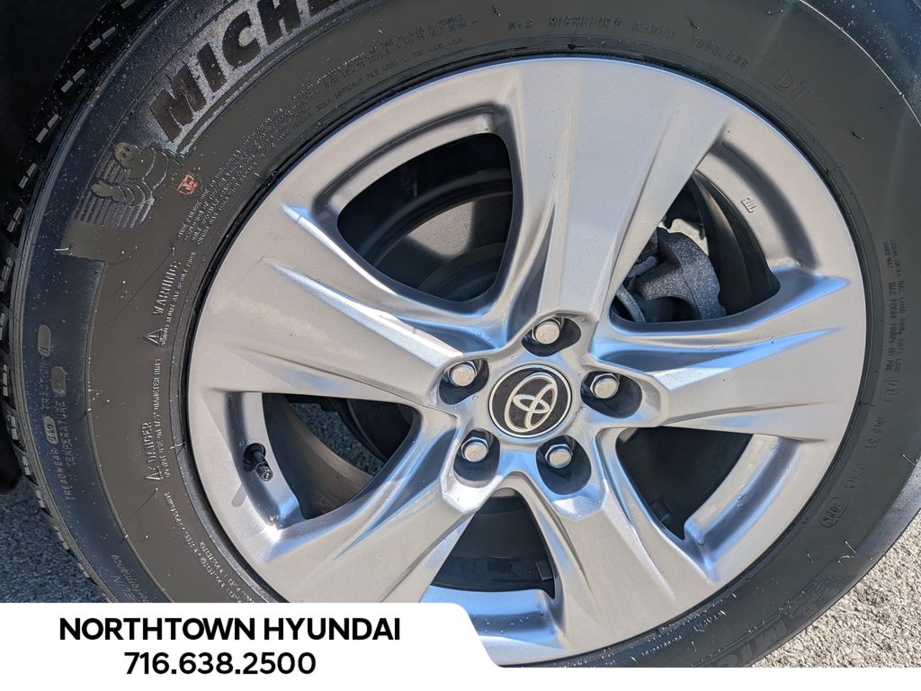 2025 Toyota RAV4 XLE - Photo 40