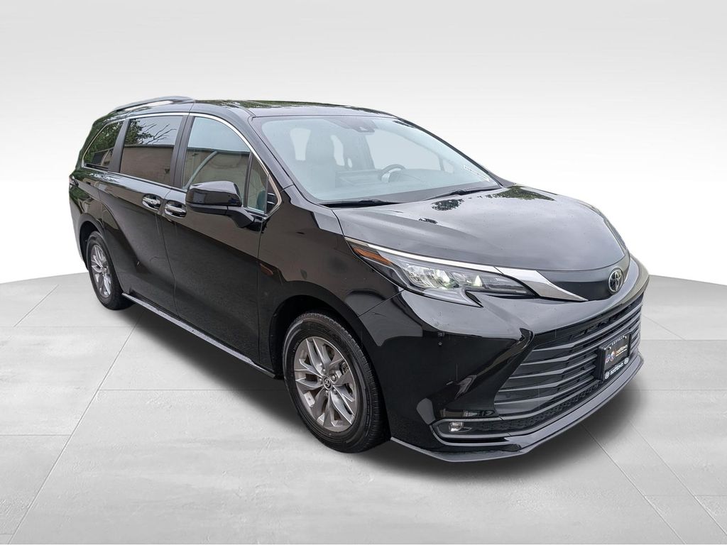 2026 Toyota Sienna XLE - Photo 12
