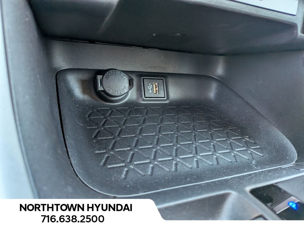 2025 Toyota RAV4 XLE - Photo 16