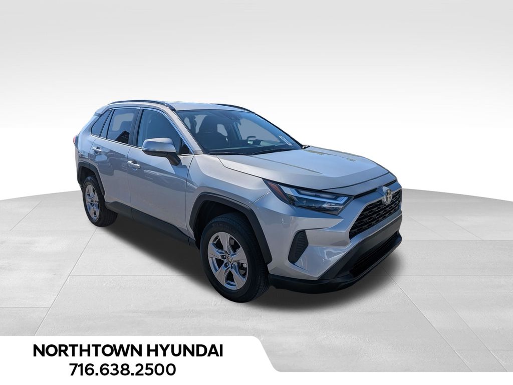 2025 Toyota RAV4 XLE - Photo 10