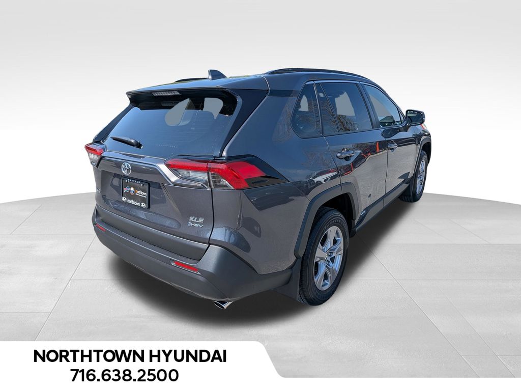 2025 Toyota RAV4 XLE - Photo 13