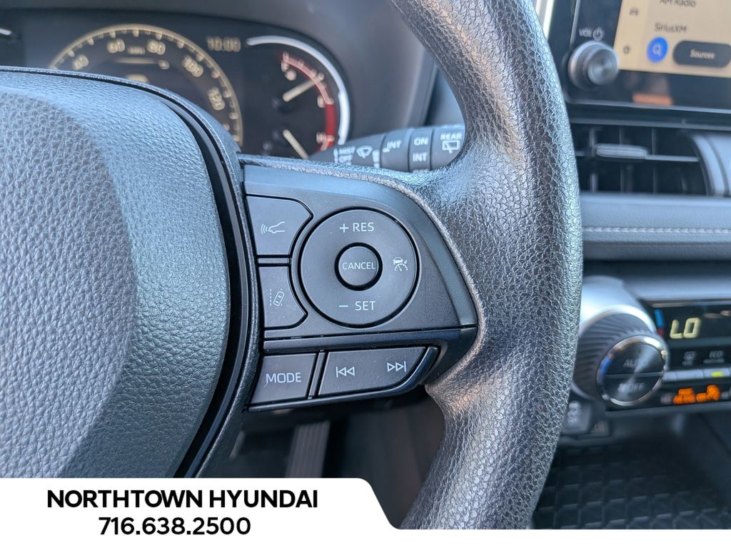 2025 Toyota RAV4 XLE - Photo 23