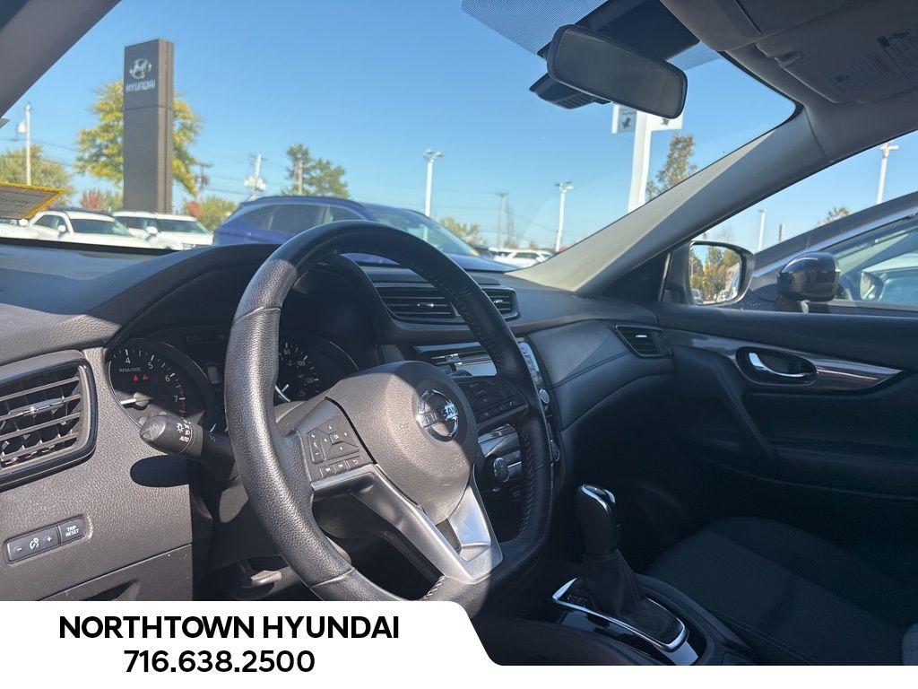 2020 Nissan Rogue SV photo 3