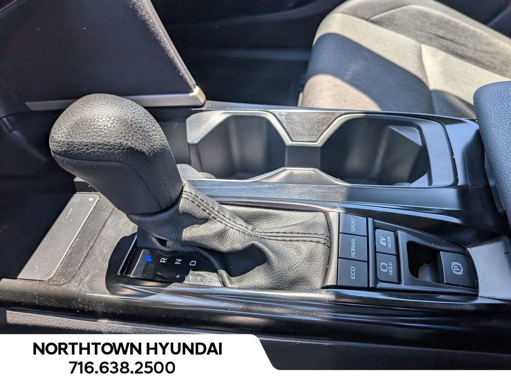 2025 Toyota Camry LE - Photo 14