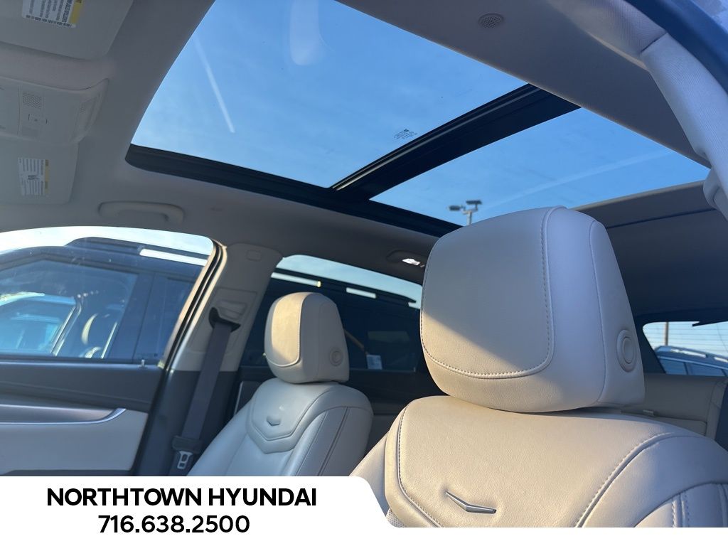 2022 Cadillac XT5 Premium Luxury photo 2