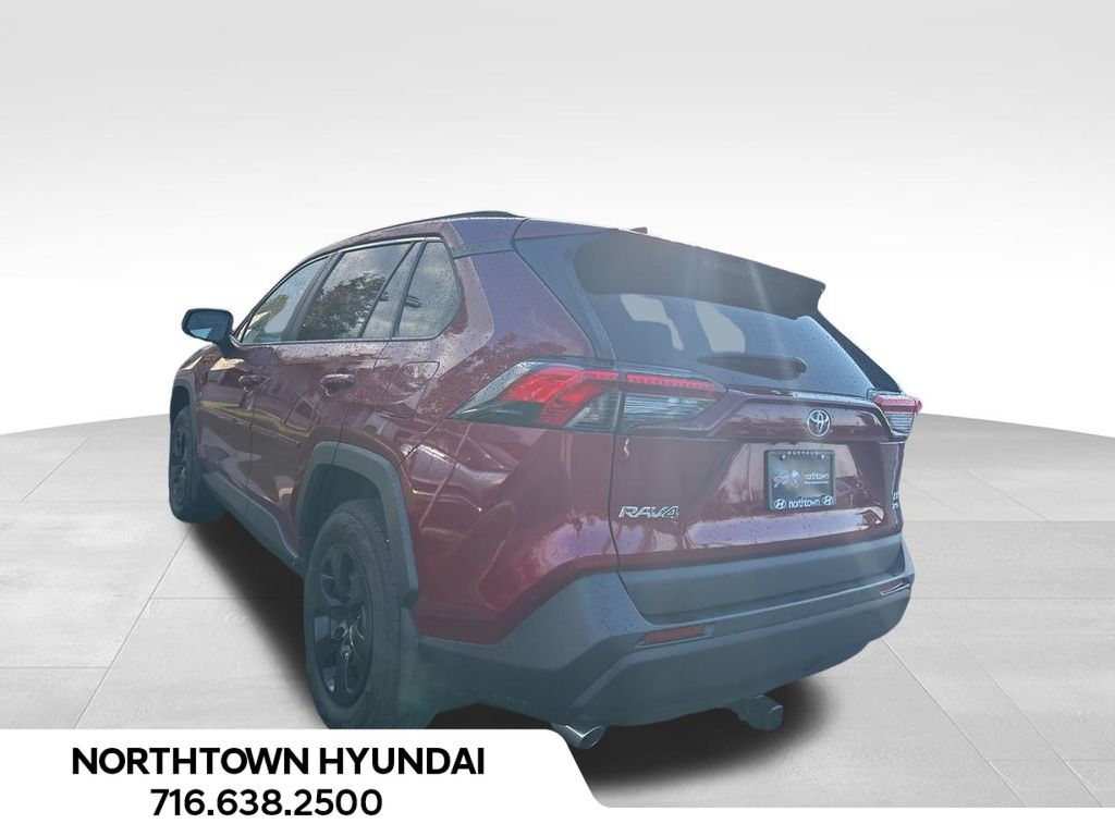 2020 Toyota RAV4 LE photo 4