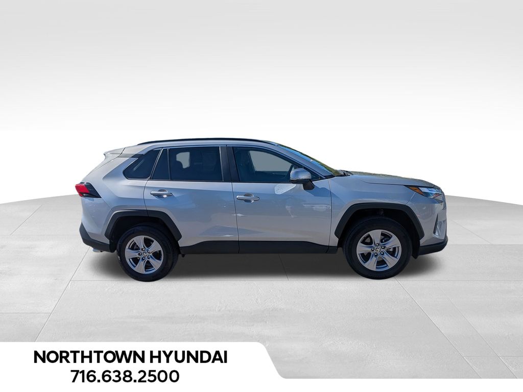 2025 Toyota RAV4 XLE - Photo 11