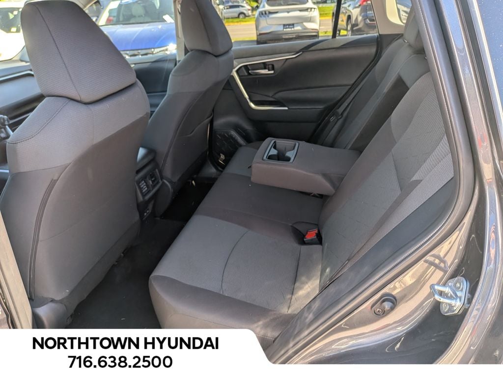 2025 Toyota RAV4 XLE - Photo 30