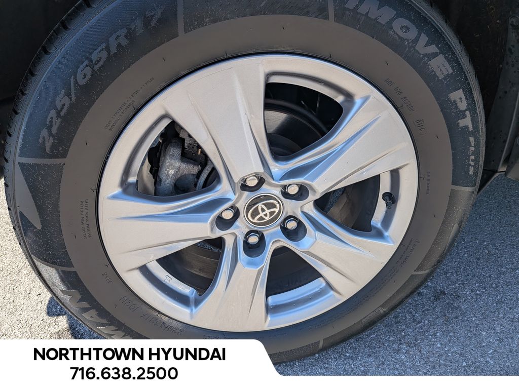 2025 Toyota RAV4 XLE - Photo 41