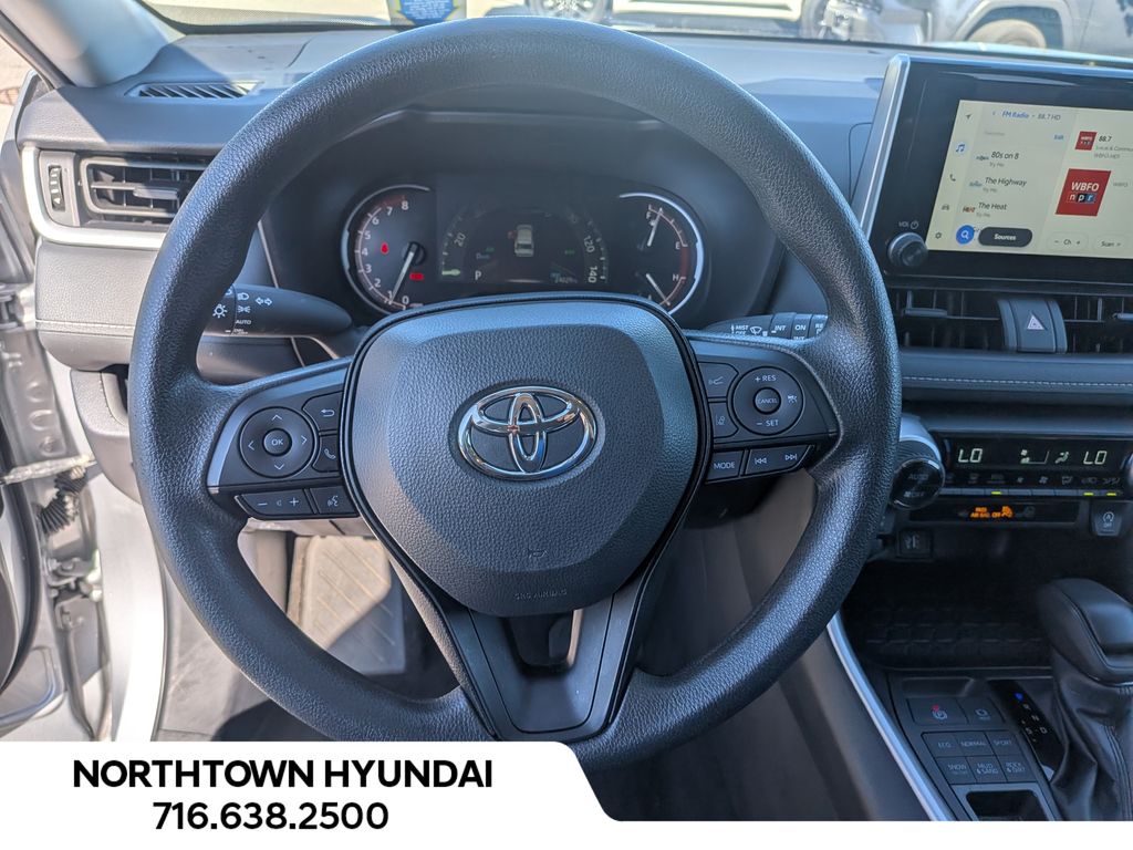2025 Toyota RAV4 XLE - Photo 7