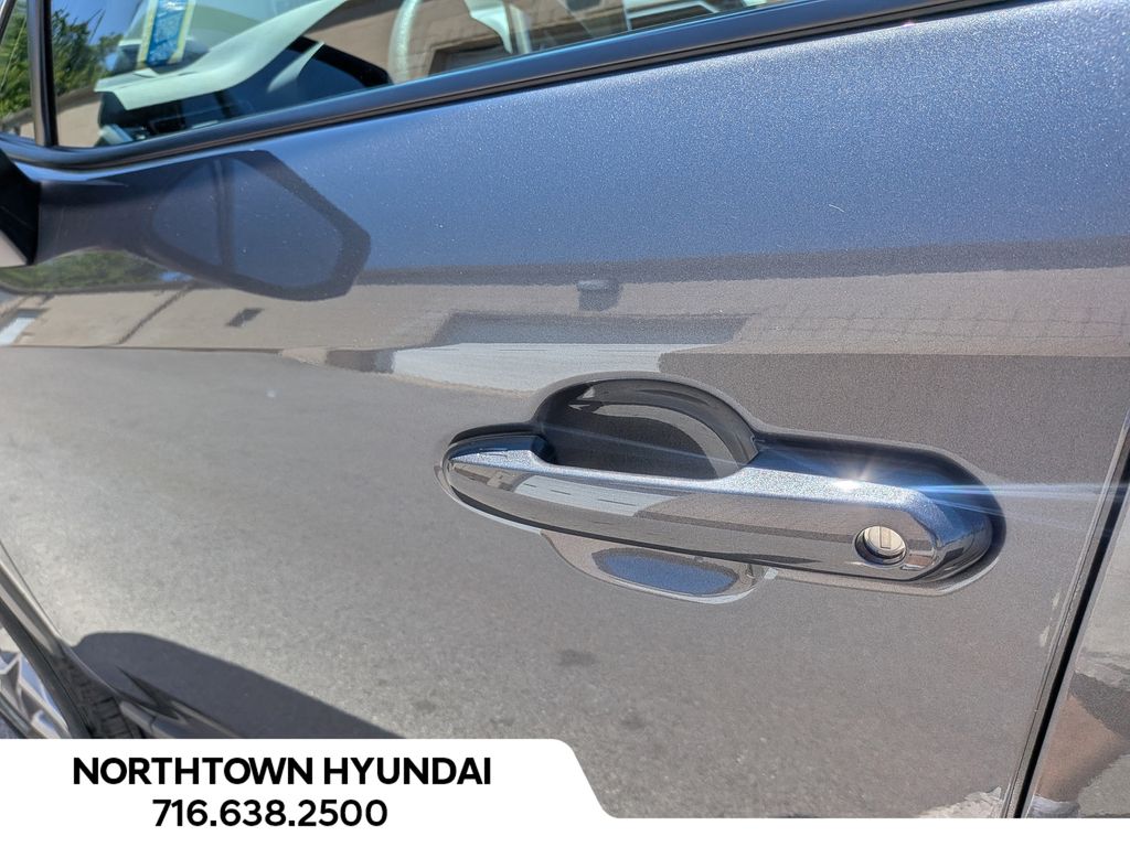 2025 Toyota RAV4 XLE - Photo 36