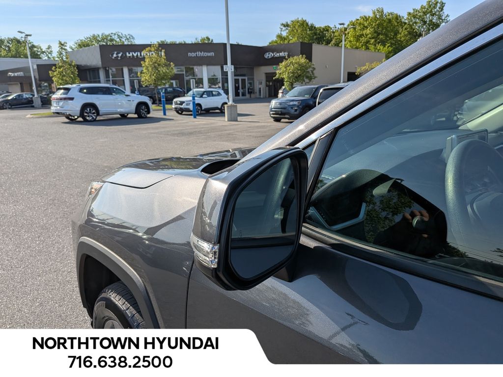 2025 Toyota RAV4 XLE - Photo 37