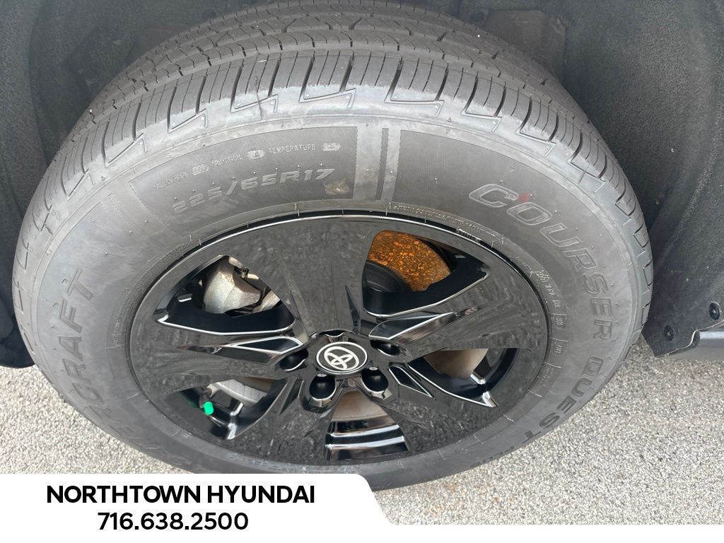 2025 Toyota RAV4 XLE - Photo 33