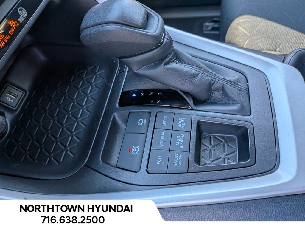 2025 Toyota RAV4 XLE - Photo 14