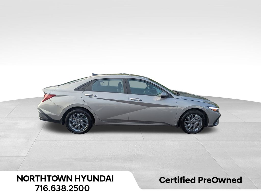 2024 Hyundai Elantra SEL photo 2