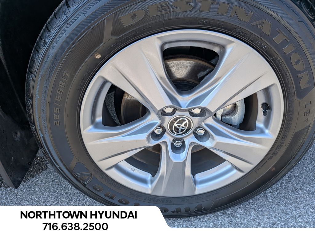 2025 Toyota RAV4 XLE - Photo 45