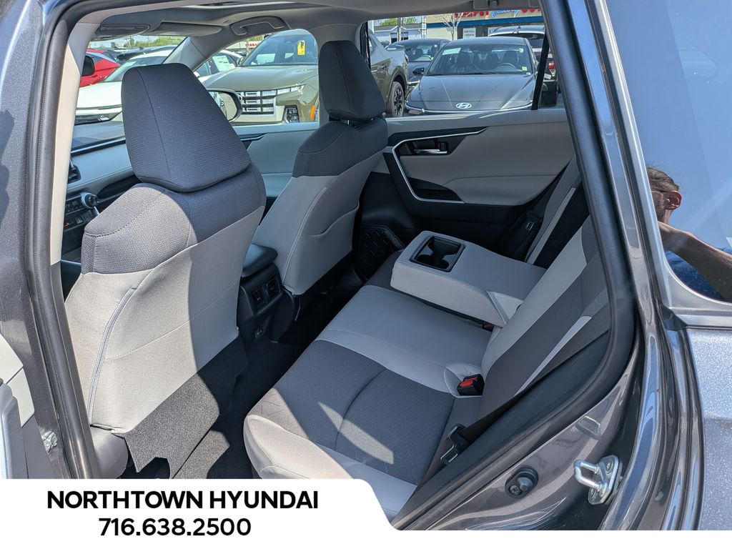 2025 Toyota RAV4 XLE - Photo 31