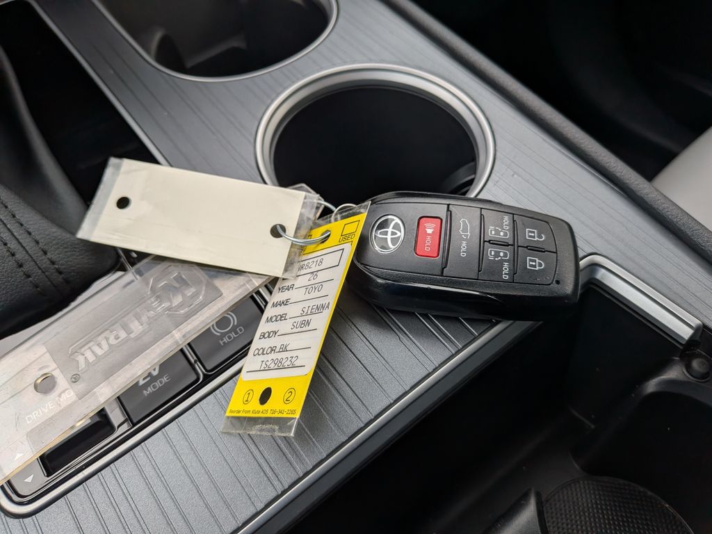 2026 Toyota Sienna XLE - Photo 18