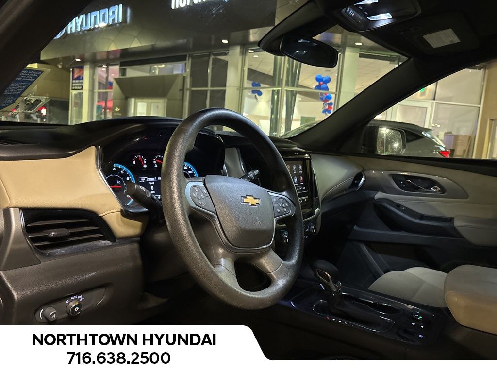 2023 Chevrolet Traverse LS photo 2