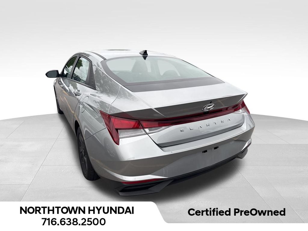2023 Hyundai Elantra SEL photo 3