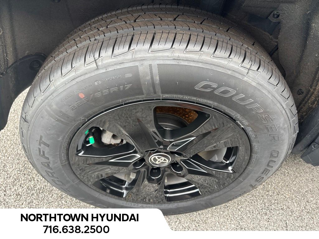 2025 Toyota RAV4 XLE - Photo 35